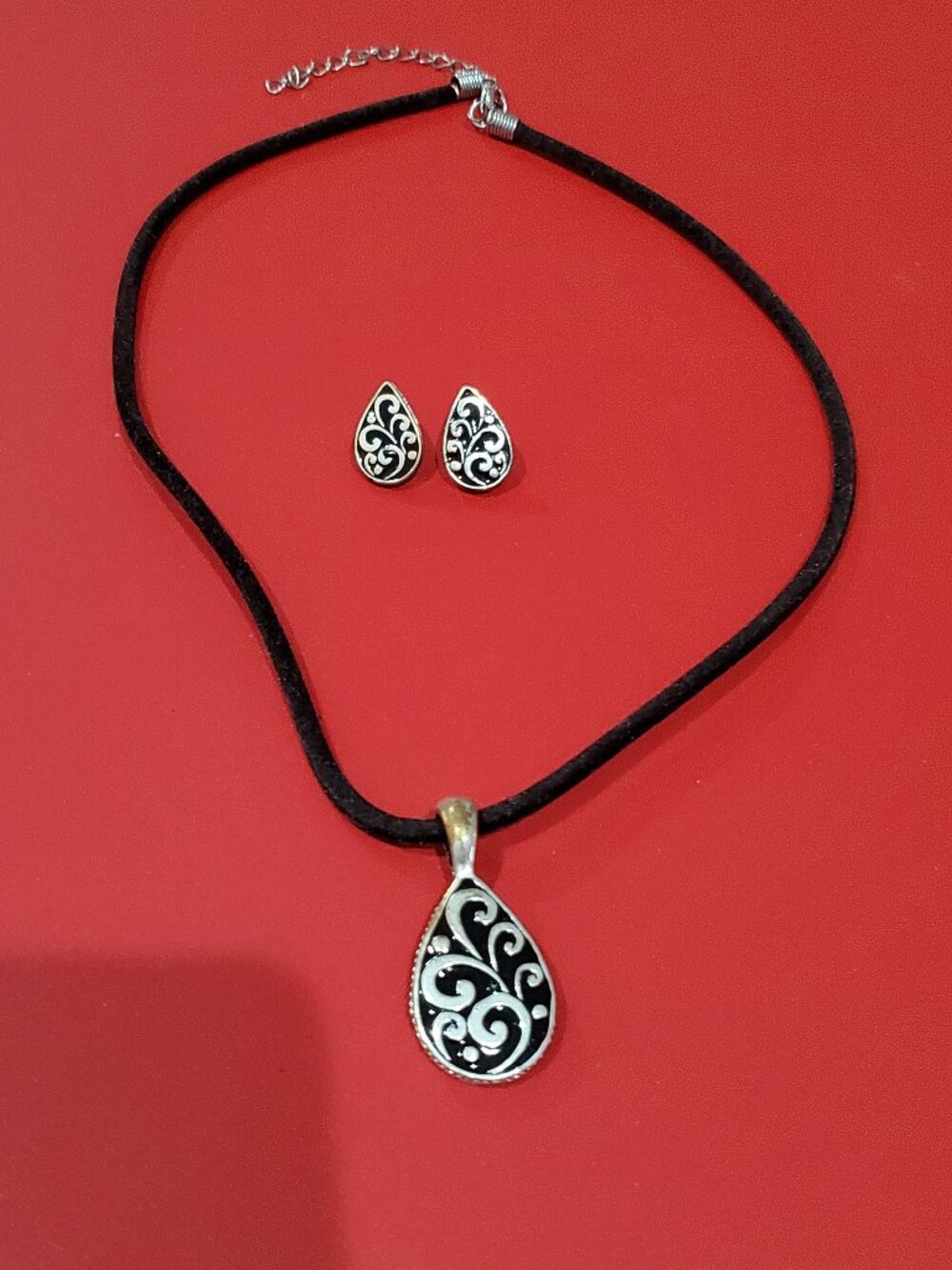 Black & Silver Tone Teardrop Pendant Necklace & Earrings Filigree Pattern NICE!